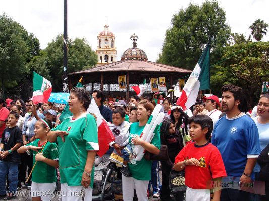 Sabado de Eventos en CoyoacÃ¡n  / Saturday of Events in Coyoacan ( June / Junio ) 2006
Cuando empezÃ³ el partido la gente se reuniÃ³ para entonar nuestro himno nacional. 

When beginning the party reunited people intoned our hacional hymn.

 
Keywords: partido seleccion nacional mundial futbol coyoacÃ¡n 2006