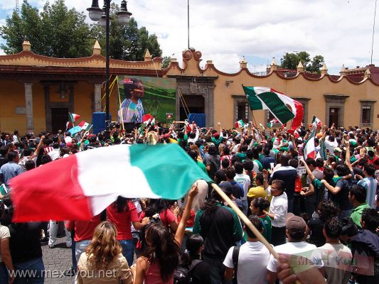 Sabado de Eventos en CoyoacÃ¡n  / Saturday of Events in Coyoacan ( June / Junio ) 2006
La gente celebrÃ³ el primer gol de nuestra selecciÃ³n y creÃ­a la esperanza del milagro .

People celebrated the first goal of our selection and believed the hope of the miracle.
Keywords: partido seleccion nacional mundial futbol coyoacÃ¡n 2006 gol goal