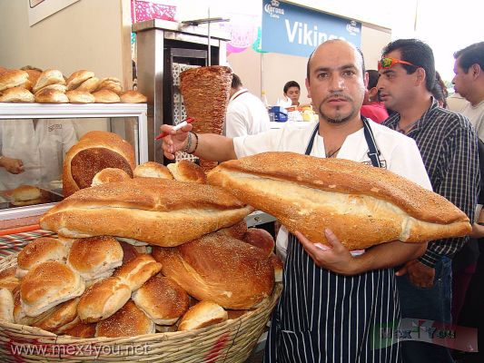 Tercer Festival de la Torta / 3rd Torta Festival 2006  (05-06)
AsÃ­ como pudimos observar los mÃ¡s variados ingredientes, tambiÃ©n pudimos ver pan preparados de diversos ingredientes y tamaÃ±os.

As well as we could observe the most varied ingredients, also we could see bread prepared of diverse ingredients and sizes. 
Keywords: Festival de la Torta 3rd Torta Festival Venustiano Carranza delegation tacos
