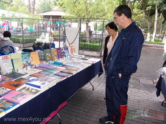 Toda Cuba en CoyoacÃ¡n 2006 / All Cuba in CoyoacÃ¡n 2006  06-12
En el JardÃ­n hidalgo pudimos apreciar stands donde usted podrÃ¡  disfrutar de literatura Cubana.

In the Hidalgo Garden we could appreciate stands where you will be able to enjoy Cuban Literature. 
Keywords: Toda Cuba Coyoacan all Cuba  Jardin Hidalgo Garden