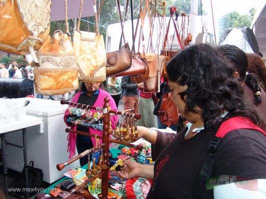 Toda Cuba en CoyoacÃ¡n 2006 / All Cuba in CoyoacÃ¡n 2006   12-12
Pero si lo suyo son las artesanÃ­as aquÃ­ podra adquirirlas directo de Cuba. Le aconsejamos asistir ya que el desfile estÃ¡ sÃ³lo hasta el prÃ³ximo domigo 30.

If you like the crafts you could  acquire them direct from Cuba. We advise you attend to this great festival will end next sunday 30th. 
Keywords: Toda Cuba Coyoacan all Cuba  Jardin Hidalgo Garden artesania Cubana crafts