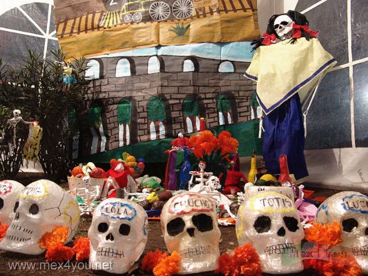 Preparativos para el Dia de Muertos/Before the Day of the Dead.(02-08)
En la Delegación Azcapotzalc, o en la Calzada Camarones, empezó la preparación de la Megaofrenda de Día de Muertos  Tlueymicailhuitl. 

In the Azcapotzalco Delegation, in the ' Camarones ' , began the preparation of the Day of the Dead Megaofrenda ' Tlueymicailhuitl ' .   
Keywords: Dia de Muertos en la Ciudad de México/ Day of the Dead in Mexico City.