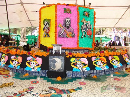 Ofrendas de Dia de Muertos/Day of the Dead Offerings (03-18)
Y no podían faltar los elementos de nuestra cultura mestiza como la 'Catrina'.

And always we had the famous ' Catrina'. 
Keywords: Ofrendas de Dia de Muertos/Day of the Dead Offerings