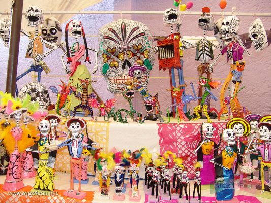Ofrendas de Dia de Muertos/Day of the Dead Offerings (07-18)
Ademï¿½s pudimos apreciar las bellas Calacas hechas con la tï¿½cnica de alebrijes,  de barro, etc. 

Then  we could appreciate  the beautiful ' Calacas ' done with the alebrije technique, mud, etc.
Keywords: Ofrendas de Dia de Muertos Day of the Dead Offerings artesanias papel carton cartoneria board