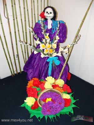 Ofrendas de Dia de Muertos/Day of the Dead Offerings (08-18)
En el mismo museo disfrutamos de las Calaveras elaboradas con carrizo.

In the same  place we could enjoy the  Calaveras made of reed.
Keywords: Ofrendas de Dia de Muertos/Day of the Dead Offerings