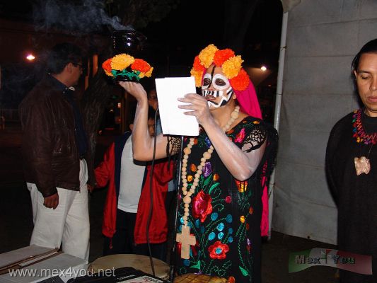 Ofrendas de Dia de Muertos/Day of the Dead Offerings (12-18)
Ya en la noche, antes de que se inaugurara oficialmente las ofrendas se recitaron poemas prehispánicos relativos a la muerte. 

At night, before the event was  officially  inaugurated, were  recited pre-Hispanic poems relative to the death.
Keywords: Ofrendas de Dia de Muertos/Day of the Dead Offerings