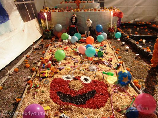 Ofrendas de Dia de Muertos/Day of the Dead Offerings (16-18)
Aquí una dedicada a los ' Muertos Chiquitos ' 

Here a offering dedicated to the ' Smalls Deads ' 
Keywords: Ofrendas de Dia de Muertos/Day of the Dead Offerings