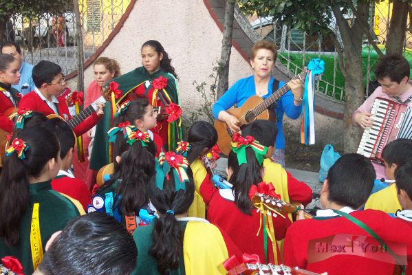 Callejoneadas (2-5)
Mientras comenzaba el evento algunos de los grupos ensayaban las canciones con las que participarían. 

Before the event,  some of the groups play the songs which they will take part . 
Keywords: Callejoneadas en Coyoacán / Callejoneadas in Coyoacán