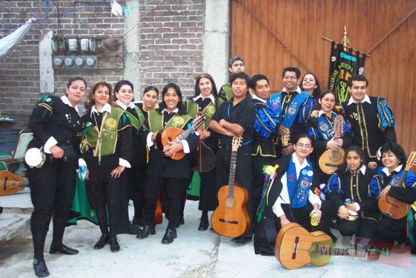 Callejoneadas (4-5)
Después de hacer el recorrido por algunas de las calles los grupos eran recibidos en algunas casas para interpretar bellas canciones y los dueños de la casa les ofrecían algún refrigerio. 
Esta estudiantina pertenece a las facultades de Veterinaria y de Ciencias Químicas de la UNAM.

After making the route by some of the streets,  the groups were received in some houses to interpret beautiful songs and the owners of the house offer to them some snacks.
This "Estudiantina"  belongs to the Veterinary medicine and Chemical Sciences of the UNAM.  
Keywords: Callejoneadas en Coyoacán / Callejoneadas in Coyoacán