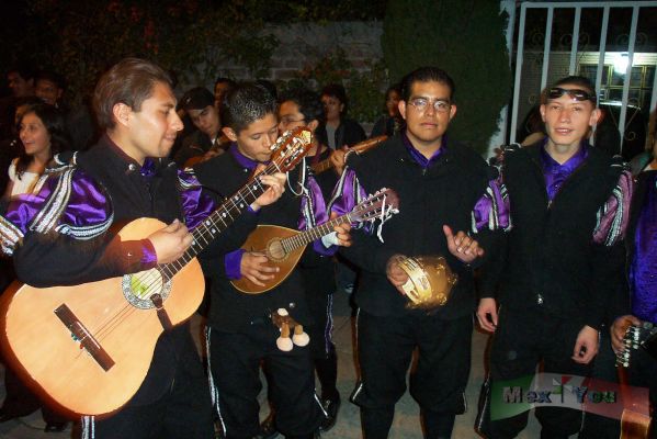 Callejoneadas (5-5)
Ya en la noche los casi 40 grupos participantes  seguían recorriendo los callejones de Coyoacán para luego participar en el atrio de la Iglesia de la Candelaria. 

At night almost the 40 musical groups already continued crossing the alleys of Coyoacán soon to participate in the atrium of the Candelaria  Church.
Keywords: Callejoneadas en Coyoacán / Callejoneadas in Coyoacán
