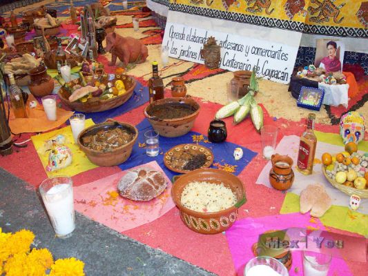 2 de Noviembre/ November 2nd Day of the Dead 03 - 10
En la ofrenda se podían ver el pan de muerto, mole, arroz preparado, maíz,velas  entre otros elementos los cuales muestran también la fusión entre la cultura Azteca y Española. 

In the offering we saw. "Pan de Muerto",  prepared rice, maize, candles among other 
elements , which also show the fusion
 between the Aztec and Spanish culture. 
Keywords: Elementos de la Ofrenda de Muertos Traditional elements in the Offerings