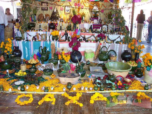 2 de Noviembre/ November 2nd Day of the Dead 04 - 10
En el kiosko de la delegación coyoacán pudimos observar una ofrenda al estilo oaxaqueño. 
Todos los elementos de este rico estado estaban colocados en esta. 

In kiosko of the  Coyoacán delegation we could observe an offering with the elements of the Oaxaca state . 
Keywords: Ofrenda al estilo oaxaqueño Offerings in Coyoacán
