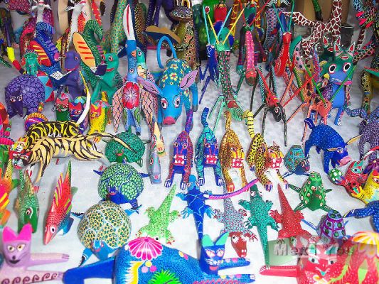 3 - 4
AdemÃ¡s de esto pudimos apreciar otras bellas artesanÃ­as provenientes de varios estados de nuestro paÃ­s, como Oaxaca, GuerreroJalisco y hasta de otros paÃ­ses como de PerÃº.
 Los materiales son de lo mÃ¡s diversos: papel, madera, barro, metal, etc. 

In addition to this we could appreciate other beautiful
 crafts of several states of our country, like Oaxaca,
Guerrero Jalisco and even  of other countries like of Peru. The
materials are very diverse: paper, wood,
mud, metal, etc. 

Keywords: Textile Show craftsmen artesanias