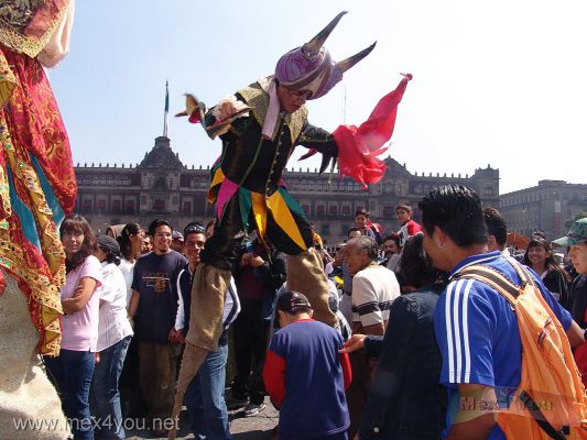 Cortejo Medieval / Medieval Courtship 02-12
Los actores en zancos hacian las delicias participando con la gente. 

The actors in stilts done the delights participating with people.
Keywords: Cortejo Medieval / Medieval Courtship
