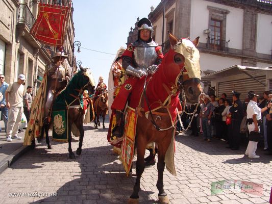 Cortejo Medieval / Medieval Courtship 03-12
Desde la Calle de República de Guatemala aguardaba los actores disfrazados como en la era medieval para empezar el desfile. 

From the  Republic of Guatemala Street  waited the actors disguised like in the medieval era to  beging the parade.
Keywords: Cortejo Medieval / Medieval Courtship
