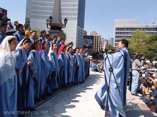 Cortejo Medieval / Medieval Courtship 07-12
Mientras tanto en el Angel de la Independencia se intrepretaban cantos medievales por parte del coro Alpha Nova. 

Meanwhile in the Angel of Independence medieval songs were performed by the  Alpha Nova choir.
Keywords: Cortejo Medieval / Medieval Courtship