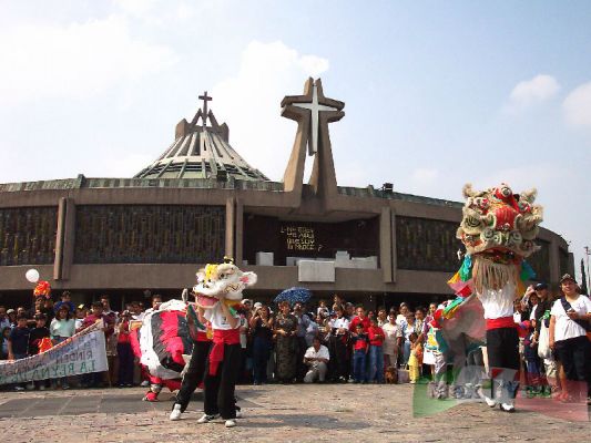 Peregrinacion China a la Villa  2004 4 - 7
Los practicantes de Artes Marciales asombraron al pï¿½blico con la danza del Leï¿½n con su agilidad y colorido. 

The Martial Arts performers  astonished to the public  with the colorful and stunts of the Lion's dance. 
Keywords: Danza del leon lion's dance in La Villa china peregrinacion basilica guadalupe chinese