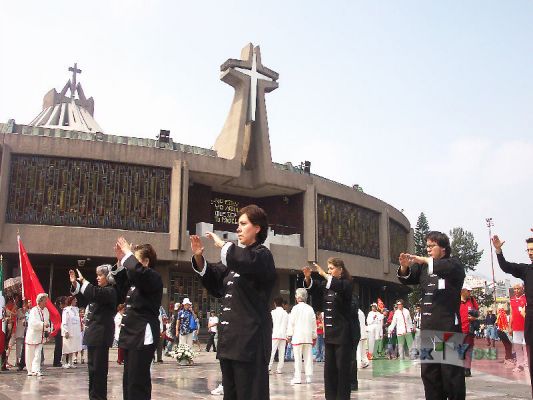 Peregrinacion China a la Villa 2004 5 - 7
Antes de entrar a la basÃ­lica para escuchar la misa,  hubo algunas demostraciones de artes marciales tales como el Tai-chi

Before entering the basilic to listen to the mass, there were some
 demonstrations of martial arts such as the Tai-chi.

Keywords: Tai-chi en la Villa Tai Chi in La Villa