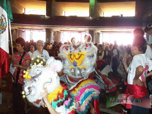 Peregrinacion China a la Villa 2004 7 - 7
Los leones , los tambores y los platillos entran a la Villa para escuchar la misa en honor de la Comunidad China. 

The lions, the drums and the cymbals  enter to La Villa  to 
listen  the mass in honor of the Chinese Community.
Keywords: La Comunidad China en la Villa chinese community in La Villa