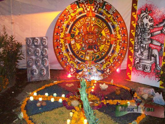 Dia de Muertos/Day of the Dead 4 - 9
Dentro las ofrendas no podía faltar la visión de nuestros antepasados Aztecas hacia la muerte. El paso de sus almas a El Mictlan  

Among the offerings could not lack the vision of our Aztec ancestors 
about the death. The passage of the  souls to the Mictlan  
Keywords: La muerte entre los aztecas