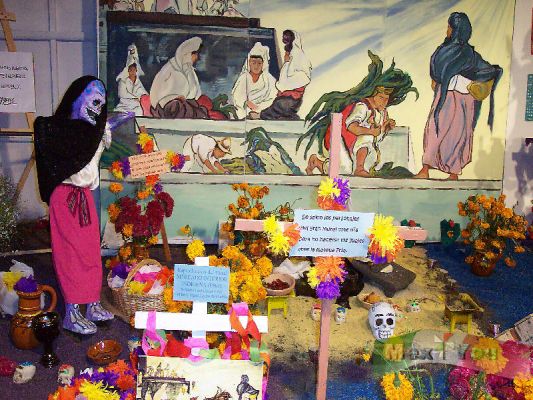 Dia de Muertos/Day of the Dead 5 - 9
En el Zócalo pudimos observar varias carpas en donde se reunieron las ofrendas de las 16 delegaciones del Distrito Federal 

In the "Zócalo" we could observe several stands  in where met  the 
offerings of the 16 delegations of Mexico City. 
Keywords: Día de muertos en el Zócalo