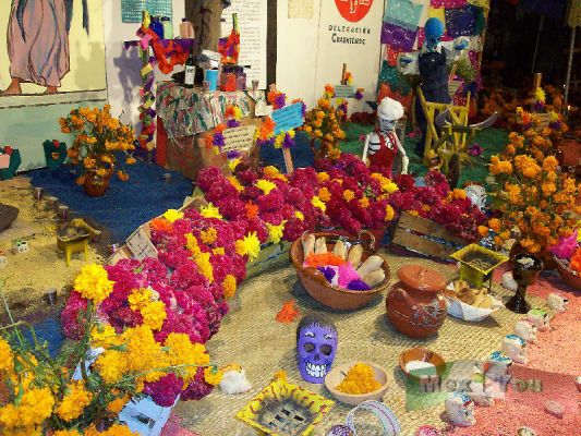 Dia de Muertos/Day of the Dead 6 - 9
Esta la ofrenda de la delegación Cuauhtémoc , la cual destaca por su colorido y símbolos. 

This is the Cuauhtémoc delegation offering, which 
amazed us by its colorful and symbols. 
Keywords: Ofrenda delegación Cuauhtémoc