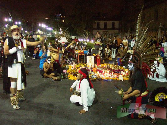 Dia de Muertos/Day of the Dead 9 - 9
A un lado del la Catedral  pudimos ver a un grupo llevando a cabo una representación con música y danza de la muerte entre nuestros antepasados  Aztecas. 

A side of the Cathedral we could see a group carrying out a
representation with music and dance of the death among our Aztec 
ancestors. 
Keywords: La muerte entre los aztecas