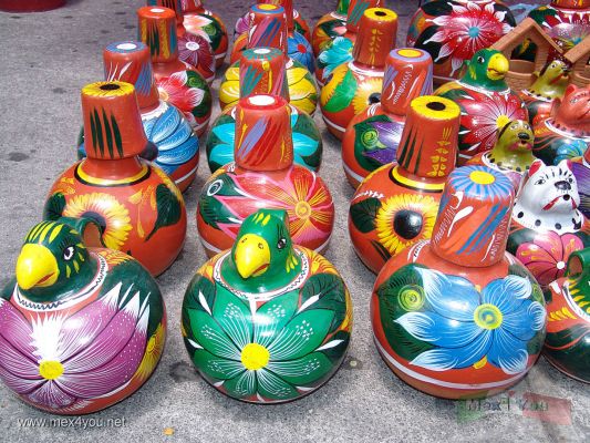 Ceramicas / Ceramics
Durante la celebraciÃ³n de la Semana Santa en la DelegaciÃ³n Iztapalapa se lleva a cabo tambiÃ©n la Feria del Barro, donde se dan cita artesanos de todo el paÃ­s para mostrarnos sus obras de artes en barro y otros materiales como metal, textiles, madera, etc.

During the celebration of Holy Week in Iztapalapa Delegation also occurs Barro Fair, which brings together artisans from across the country to show their artworks in clay and other materials like metals, textiles, wood, etc.

Keywords: Feria  Barro Clay Fair artesania craft traditional