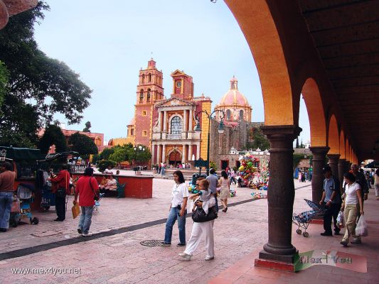 Iglesia de Santa Maria de la  Asuncion Tequisquiapan QuerÃ©taro
Se distingue por su tranquilidad, cielo azul, calles adoquinadas adornadas con ventanas de fierro forjado y plazuelas llenas de flores. Su temperatura promedio de 18Âº C lo hace ideal para disfrutar de actividades al aire libre. 

It is distinguished by its calm, blue sky, cobblestone streets adorned with wrought-iron windows and plazas full of flowers. The average temperature of 18 Â° C makes it ideal for outdoor activities.
Keywords: Tequisquiapan Queretaro Iglesia de Santa Maria de  la Asuncion church