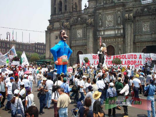  1st of May in El ZÃ³calo / El 1 de mayo en el El Zocalo
[b]1st of May in "El ZÃ³calo" [/b]
[b]El 1 de mayo en el "El Zocalo"[/b]
Keywords:  1 mayo Zocalo May 1th Trabajo Work Marcha Marches