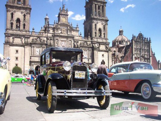  Classic Cars in the ZÃ³calo / Carros Clasicos en el Zocalo
[b] Classic Cars in the"Zocalo"[/b]
[b] Carros Clï¿½sicos en el "ZÃ³calo"[/b]
[b]Nominada a mejor Foto 2005 por el Inet
Nominated by Inet Best Photo 2005[/b]
Keywords:  Classic Cars Carros Clasicos Zocalo autos clasicos