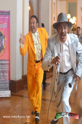   El mambo de DÃ¡maso PÃ©rez Prado llegarÃ¡ al Teatro de la Ciudad Esperanza Iris
 

Â· Para conmemorar el centenario del natalicio del mÃºsico cubano, la puesta Yo soy el rey del mambo, obra de Ulises RodrÃ­guez Febles, se presentarÃ¡ en MÃ©xico del 13 al 15 de abril

 

Â·   Temas clÃ¡sicos como â€œMambo No. 5â€, â€œÂ¡QuÃ© rico mambo!â€ y â€œEl ruleteroâ€ musicalizarÃ¡n momentos de la vida del compositor

 

En el marco del centenario del Teatro de la Ciudad Esperanza Iris, la puesta Yo soy el rey del mambo, obra de Ulises RodrÃ­guez Febles que rinde homenaje a DÃ¡maso PÃ©rez Prado en el 100 aniversario de su nacimiento (11 de diciembre de 1917), llegarÃ¡ a MÃ©xico despuÃ©s de una gira por Cuba. Las funciones se realizarÃ¡n del 13 al 15 de abril.

 

â€œEn Cuba lo consideramos como uno de los mÃºsicos mÃ¡s completos del siglo XX, fue compositor y arreglista, tocaba siete instrumentos y combinaba la mÃºsica clÃ¡sica con la mÃºsica popular, ademÃ¡s dirigÃ­a con un estilo particular. Fue esencial para cultura mexicana y no lo comprendimos como se merecÃ­aâ€, expresÃ³ el autor de la obra en conferencia de prensa.

 

DescribiÃ³ la propuesta como una fusiÃ³n denominada mambo-drama en la que confluyen escritores, mÃºsicos y teatristas, quienes dan vida a personajes y situaciones ficticias basadas en la investigaciÃ³n previa que RodrÃ­guez Febles publicÃ³ en el libro Â¡Mambo quÃ© rico Ã©Ã©Ã©!, en el que se adentra a diversos archivos, imÃ¡genes y pelÃ­culas para recrear la historia del mÃºsico que radicÃ³ en MÃ©xico.

 

â€œLa fecha de nacimiento de PÃ©rez Prado es el 11 de diciembre de 1917, aunque todo mundo decÃ­a que naciÃ³ en 1916, incluso Ã©l mismo lo decÃ­a pero no lo tenÃ­a claro. Matanzas querÃ­a celebrar su centenario pero primero tenÃ­amos que definir bien quÃ© dÃ­a habÃ­a nacido y nos dimos a la tarea de buscar su certificado de nacimiento, el cual aparece en el libroâ€, explicÃ³ RodrÃ­guez Febles.

 

PrecisÃ³ que otro de los cuestionamientos que detonÃ³ esta investigaciÃ³n fue la duda de saber si PÃ©rez Prado es el verdadero creador del mambo. â€œLa premisa esencial de la obra es la tragedia de un mÃºsico genial que inventÃ³ otros ritmos, que hizo piezas sinfÃ³nicas y creÃ³ y universalizÃ³ el mambo, todo cuestionado por una periodista que lo sigue para aclarar las dudas de su creaciÃ³nâ€, agregÃ³.

 

El espectÃ¡culo escÃ©nico dirigido por Dana Stella Aguilar, revivirÃ¡ a DÃ¡maso PÃ©rez Prado, interpretado por el actor mexicano Gerardo Trejoluna, y a Benny MorÃ©, conocido mÃºsico cubano encarnado por Omar GodÃ­nez, acompaÃ±ados por el Atenas Brass Ensemble, con quienes interpretarÃ¡n fragmentos de mÃ¡s de 30 mambos con los que musicalizarÃ¡n momentos importantes de la vida del compositor cubano, quien a diferencia de MorÃ© permaneciÃ³ en MÃ©xico, donde muriÃ³ el 14 de septiembre de 1989.  

 

Emiliano GonzÃ¡lez de LeÃ³n, director musical de la obra, explicÃ³ que el pÃºblico podrÃ¡ escuchar arreglos especiales para darle al espectÃ¡culo una sonoridad propia a travÃ©s de conocidos temas del compositor homenajeado, como â€œÂ¡QuÃ© rico mambo!â€, â€œMambo no. 8â€, â€œMambo no. 5â€, â€œLupitaâ€, â€œCaballo negroâ€, â€œPatriciaâ€, â€œEl ruleteroâ€, â€œBroadway Mamboâ€, â€œMuchachitaâ€ y â€œTabÃºâ€, entre otros.

 

La propuesta binacional es coordinada por la compaÃ±Ã­a independiente mexicana Conjuro Teatro y por la Casa de la Memoria EscÃ©nica, liderada por el dramaturgo, investigador y narrador cubano Ulises RodrÃ­guez Febles, perteneciente al Consejo Provincial de las Artes EscÃ©nicas de Matanzas, Cuba.

 

El elenco lo conforma Gerardo Trejoluna, HÃ©ctor Hugo PeÃ±a, Ernesto Ãlvarez, Fabiana Perzabal, Luz Marina Acros, Julio Olivares y Omar GodÃ­nez, con la mÃºsica en vivo a cargo del quinteto de metales Atenas Brass Ensemble, integrado por Duliesky Diez PÃ©rez, Nolvins L. CastaÃ±eda CalderÃ³n, Dayron Alberto JimÃ©nez Tamayo y FÃ©lix L. TÃ¡panes GarcÃ­a.

 

â€œEn Cuba se conoce mucho a Benny MorÃ© pero conocemos poco a PÃ©rez Prado, haber recorrido parte de Cuba con esta puesta el aÃ±o pasado logrÃ³ uno de los mÃ©ritos de la obra, devolverle a Cuba a PÃ©rez Prado. Ahora llegamos a MÃ©xico para agradecer que le haya dado la oportunidadâ€, finalizÃ³ RodrÃ­guez Febles.

 

Al proyecto se suma Luis Villanueva en la coreografÃ­a, Alain KerrioÃº en la creaciÃ³n audiovisual e iluminaciÃ³n, AlÃ­ Lecona en el diseÃ±o de maquillajes y peinados. Se unieron en la realizaciÃ³n artÃ­stica los cubanos Israel RodrÃ­guez en el diseÃ±o de escenografÃ­a y vestuario y Juan Cisneros en la asesorÃ­a de cantos y ritmos.

 

La propuesta Yo soy el rey del mambo se presentarÃ¡ el viernes 13 de abril a las 20:30 horas, sÃ¡bado 14 a las 19:00 y domingo 15 de abril a las 18:00 horas, en el Teatro de la Ciudad Esperanza Iris (Donceles 36, colonia Centro HistÃ³rico, cerca del Metro Allende).

 

Boletos en el sistema Ticketmaster y en la taquilla del recinto. Localidades: 150 y 250 pesos con descuentos limitados de 50 por ciento a estudiantes de nivel bÃ¡sico, maestros, personas con discapacidad, trabajadores de gobierno e INAPAM con credencial vigente.

 

ProgramaciÃ³n completa de Teatros CDMX en: www.teatros.cultura.cdmx.gob.mx. En aparatos mÃ³viles (sistemas operativos Android e iOS), al descargar la aplicaciÃ³n TeatrosCDMX.

 

La cartelera de la SecretarÃ­a de Cultura de la Ciudad de MÃ©xico estÃ¡ disponible en: http://www.cultura.cdmx.gob.mx, y en el sitio http://www.cartelera.cdmx.gob.mx/; en redes sociales @CulturaCDMX.

 
Keywords: DÃ¡maso PÃ©rez