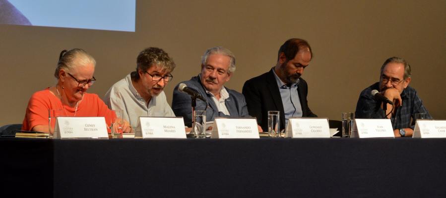 Amigos y colegas se reunieron para celebrar siete dÃ©cadas de vida de Gonzalo Celorio
Â·       En el acto estuvieron presentes Juan Villoro, Eduardo     Casar, Fernando FernÃ¡ndez, Malena Mijares y el escritor


La Sala Manuel M. Ponce del Palacio de Bellas Artes fue la sede del encuentro que tuvieron amigos y colegas para festejar 70 aÃ±os de vida y cuatro dÃ©cadas de trayectoria profesional del escritor Gonzalo Celorio.

 

El recinto que luciÃ³ repleto, entusiasmado y festivo el pasado domingo al mediodÃ­a, cobijÃ³ a los asistentes e invitÃ³ a los participantes a recordar anÃ©cdotas y memorias que vivieron junto con el protagonista de la noche.

 

El primero en tomar la palabra fue Eduardo Casar, quien agradeciÃ³ al pÃºblico llegar a un acto tan Ã­ntimo, como lo es la celebraciÃ³n de un cumpleaÃ±os. â€œAquÃ­ estÃ¡n al menos tres alumnos de Gonzalo. Es lo peor que me ha pasado porque todos me lo presumen y yo lo asumo condescendientementeâ€, aseverÃ³ entre risas el narrador y poeta.
Keywords: Gonzalo Celorio