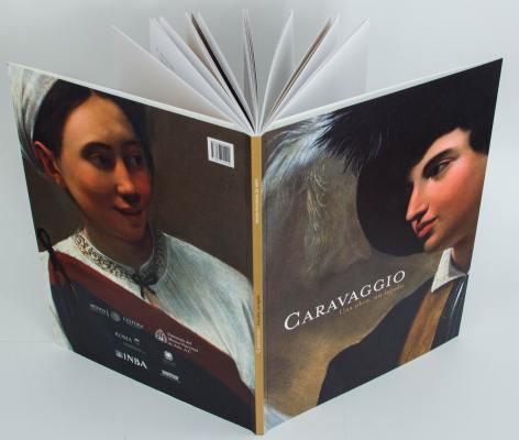 El Museo Nacional de Arte presenta el catÃ¡logo Caravaggio. Una obra, un legado
En el marco de la exhibiciÃ³n Caravaggio. Una obra, un legado, el Museo Nacional de Arte, en colaboraciÃ³n con el Instituto Italiano de Cultura,  presenta el catÃ¡logo homÃ³nimo que acompaÃ±a a la exposiciÃ³n que ha sido visitada hasta el momento por mÃ¡s de 100 mil personas.

Con esta publicaciÃ³n se busca crear una memoria grÃ¡fica de la muestra, al tiempo de ampliar la experiencia museÃ­stica del visitante. El libro contiene textos de especialistas en espaÃ±ol e italiano, imÃ¡genes de obra y biografÃ­as de los artistas que conforman la exposiciÃ³n.

A lo largo de sus 68 pÃ¡ginas se puede profundizar en el legado artÃ­stico que dejÃ³ Michelangelo Merisi da Caravaggio (1571-1610) a travÃ©s de los textos curatoriales de Abraham Villavicencio y AlivÃ© Piliado, quienes titulan sus ensayos como Caravaggio y la pintura hispÃ¡nica. Herencia y apropiaciÃ³n y Los rastros de Caravaggio en la Antigua Academia de San Carlos. 
Keywords: Museo Nacional de Arte