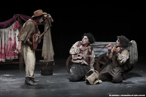 Aunque apeste a muerto este es el teatro del pueblo: Por jodidos y hocicones mataron a los actores
Por jodidos y hocicones mataron a los actores es teatro que escarba en la memoria, desentierra nuestra identidad y la exhuma por medio de sus personajes, explora nuestra libertad rasgada apenas con las uÃ±as de la rebeldÃ­a y la carcajada, hallando la gloria de un teatro que nos fue arrebatado. Es a una y muchas voces, teatro dentro del teatro es escenificado para ser y sentirnos libres, dÃ¡ndole voz a aquel o aquella que le ha sido arrebatada.

        La obra se cimenta en una investigaciÃ³n realizada por Cesar EnrÃ­quez, autor, director y actor en el proyecto, que ensalza estas historias de valentÃ­a, orgullo, vejaciÃ³n y olvido otorgÃ¡ndole al pueblo el poder que merece.
Keywords: helenico
