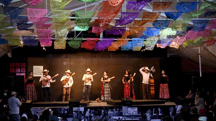 Arranca el 6Âº Festival de Son Jarocho en el Museo Nacional de Culturas Populares


Al ritmo de las jaranas y entre dÃ©cimas y zapateado dio inicio el Festival de Son Jarocho que, en su sexta ediciÃ³n, se realizarÃ¡ hasta el prÃ³ximo domingo 8 de abril con diversas actividades como conciertos, talleres, fandangos, presentaciones de libros y conferencias.

 

         Por primera vez, el Museo Nacional de Culturas Populares abriÃ³ sus puertas para ser sede del concierto inaugural y el fandango de bienvenida a esta Fiesta de las Jaranas y las Tarimas, que desde hace seis aÃ±os celebra la gran tradiciÃ³n del son mexicano.

  En la celebraciÃ³n del 6Âº. Encuentro del Son Jarocho habrÃ¡ conciertos con grupos como Arrolladores del Son, Los Molotes y Estanzuela, conferencias, la presentaciÃ³n del libro El gran ZacamandÃº, talleres de jarana, zapateado y versada y dos fandangos, uno este viernes 6 de abril a las 19:00 horas en la Plaza de las Artes y uno nocturno el sÃ¡bado 7 a las 21:00 horas en La QuiÃ±onera
Keywords: Museo Nacional de Culturas Populares