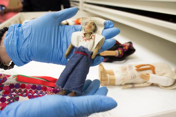 El Museo Nacional de AntropologÃ­a conserva una rica colecciÃ³n de muÃ±ecas realizadas por grupos Ã©tnicos
Las mujeres desde sus primeros aÃ±os de vida han estado acompaÃ±adas por muÃ±ecas, ya sea de trapo, plÃ¡stico, papel, mazorcas de maÃ­z, palma, madera e incluso de arcilla. Son compaÃ±eras inseparables, confidentes e incluso â€œhijasâ€ que las pequeÃ±as acunan entre sus brazos. En la ColecciÃ³n EtnogrÃ¡fica del Museo Nacional de AntropologÃ­a (MNA) se resguardan mÃ¡s de 600 de carÃ¡cter lÃºdico, ritual y ornamental, que dan cuenta de la riqueza y diversidad que existe en el paÃ­s.

La profesora investigadora del Instituto Nacional de AntropologÃ­a e Historia (INAH), MarÃ­a Eugenia SÃ¡nchez Santa Ana, adscrita al MNA, ha dedicado mÃ¡s de dos dÃ©cadas al estudio y catalogaciÃ³n de estos objetos, sin embargo, no ha logrado establecer su origen, ya que en casi todas las civilizaciones han estado presentes desde hace milenios. 
Keywords: Museo Nacional de AntropologÃ­a