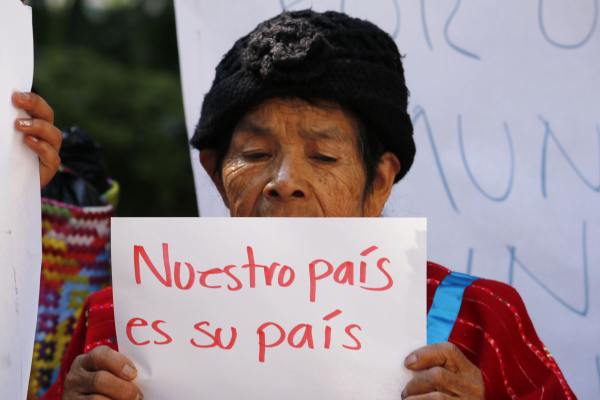 Realizan encuentro con la Caravana Viacrucis del Migrante en Casa Refugio CitlaltÃ©petl 
En su paso por la Ciudad de MÃ©xico, la Caravana Viacrucis del Migrante recibiÃ³ el apoyo y la solidaridad de los pueblos y barrios originarios, de la comunidad artÃ­stica y cultural, de periodistas y de activistas de los derechos humanos en un encuentro que sostuvieron en la Casa Refugio CitlaltÃ©petl.

 

Con pancartas y gritos de â€œNo estÃ¡n solosâ€, â€œTodos somos migrantesâ€, â€œPor un mundo sin fronterasâ€, â€œNuestro paÃ­s es su paÃ­sâ€ y â€œMÃ©xico los recibe con los brazos abiertosâ€, integrantes de la comunidad triqui y de otros grupos indÃ­genas acogieron a los centroamericanos, quienes salieron de Chiapas en marzo rumbo a la frontera con Estados Unidos. 

 

Alrededor de 20 migrantes de El Salvador y Honduras â€”entre niÃ±os, mujeres, hombres y personas transgÃ©neroâ€” compartieron sus historias marcadas por la violencia, la inseguridad y la pobreza para visibilizar su problemÃ¡tica y las razones que tuvieron para salir de sus paÃ­ses en busca de mejores condiciones de vida.
Keywords: Caravana Viacrucis del Migrante en Casa Refugio CitlaltÃ©petl