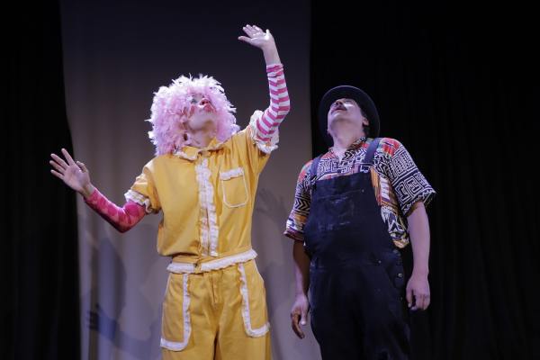 El costal, espectÃ¡culo de La Trouppe, se presenta en el Teatro Sergio MagaÃ±a
El Teatro Sergio MagaÃ±a recibirÃ¡ a la compaÃ±Ã­a La Trouppe, del 5 de mayo al 3 de junio, con su espectÃ¡culo El costal, protagonizado por los actores clown Lizeth Reyes, quien interpreta a â€œTitirolaâ€, y por Marco Antonio Serna, quien ademÃ¡s de dirigir la obra interpreta a â€œToÃ±o Canicaâ€, asÃ­ como cinco mÃºsicos, quienes conforman La Sonora Mole de Olla.

 

Con trapos viejos, chÃ¡charas y cachivaches se darÃ¡ vida a personajes que â€œToÃ±o Canicaâ€ trae en un costal, donde presuntamente guarda todo lo que se encuentra a su paso y ya no sirve o ha sido desechado por sus dueÃ±os, para reciclarlo en instrumentos, vestuario, utensilios y escenografÃ­a, con los cuales cuenta historias fantÃ¡sticas.
Keywords: Teatro Sergio MagaÃ±a