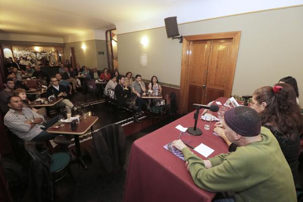  Presentan antologÃ­a con el trabajo poÃ©tico de tres escritoras mexicanas
   En la Casa del Poeta RamÃ³n LÃ³pez Velarde se dio a conocer el libro El gen poÃ©tico en tres creadoras mexicanas: Gabriela CantÃº, Isolda Dosamantes y Leticia Luna

 

El poeta chileno VÃ­ctor Hugo DÃ­az y la editora Ana Franco presentaron la noche de este miÃ©rcoles 11 de abril el libro El gen poÃ©tico en tres creadoras mexicanas: Gabriela CantÃº, Isolda Dosamantes y Leticia Luna, una antologÃ­a realizada por el escritor sudamericano.

 

El volumen, publicado bajo el sello editorial chileno Libros La Calabaza del Diablo, fue presentado en el CafÃ© Bar Las Hormigas de la Casa del Poeta RamÃ³n LÃ³pez Velarde, en un acto en que tambiÃ©n estuvieron presentes dos de las autoras incluidas en la antologÃ­a: Leticia Luna e Isolda Dosamantes.

 

Al comentar el libro, Ana Franco dijo que VÃ­ctor Hugo DÃ­az â€œhace una selecciÃ³n de autoras, de distintos libros de Ã©stas y los sitÃºa en una nueva ubicaciÃ³n bajo el concepto de gen. Me interesa porque no es un libro de e poemas inÃ©ditos, sino una reuniÃ³n de poemas ya publicados ubicados, en un nuevo marcoâ€.
Keywords: escritoras mexicanas