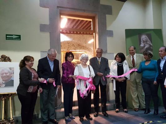 EXPOSICIÃ“N DE ARTE SACRO EN EL CENTRO HISTÃ“RICO DE LA CIUDAD DE MÃ‰XICO
INAUGURAN EXPOSICIÃ“N DE ARTE SACRO
EN EL CENTRO HISTÃ“RICO DE LA CIUDAD DE MÃ‰XICO

ï‚· El evento coincide con el sÃ©ptimo aniversario luctuoso del
artista plÃ¡stico Manuel MuÃ±oz Olivares
ï‚· Los visitantes podrÃ¡n disfrutar de 15 obras del artista
plÃ¡stico mexicano

Con el objetivo de compartir el tema pictÃ³rico sacro con el pÃºblico que transita y visita la
capital del paÃ­s, el Gobierno de la Ciudad de MÃ©xico, a travÃ©s de la Autoridad del Centro
HistÃ³rico, llevÃ³ a cabo la inauguraciÃ³n de la exposiciÃ³n Miradas, de Manuel MuÃ±oz Olivares,
Arte Sacro.
AcompaÃ±ado de Guadalupe y Dolores MuÃ±oz VÃ¡zquez y, hijas del artista plÃ¡stico; del escultor
VÃ­ctor GutiÃ©rrez y del Doctor Guillermo Amaro, el titular de la dependencia, JesÃºs GonzÃ¡lez
Schmal, destacÃ³ la 
Keywords: ARTE SACRO