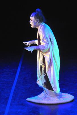 Tadashi Endo sedujo con su espectÃ¡culo de dolor y sufrimiento
Con gran Ã©xito, el coreÃ³grafo y bailarÃ­n japonÃ©s Tadashi Endo estrenÃ³ en nuestro
paÃ­s el espectÃ¡culo de danza butoh Maboroshi, del cual ofrecerÃ¡ una funciÃ³n mÃ¡s
este martes 10 de abril en el Teatro de la Danza del Centro Cultural del Bosque.
A sus 70 aÃ±os, este Ã­cono del butoh llegÃ³ a MÃ©xico dispuesto a abrir su
corazÃ³n con el pÃºblico a travÃ©s de su lenguaje corporal en lo que, seÃ±alÃ³, mÃ¡s que
una danza es una experiencia sensorial que detona en el espectador emociones y
sentimientos que lo remiten a sus propias vivencias y recuerdos.
Keywords: Tadashi Endo