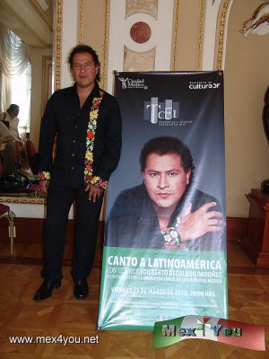 El Tenor Edilberto Regalado en el Teatro de la Ciudad (03-03) 
Algunos temas del repertorio que se interpretarÃ¡ en el Teatro de la Ciudad tenemos: Alma llanera (Venezuela), de Pedro ElÃ­as GutiÃ©rrez; Siboney (Cuba), de Ernesto Lecuona; CandÃº (Honduras), compositor anÃ³nimo; Canto a la mujer de mi pueblo (Bolivia), de Kjarkas; Lamento Borincano (Puerto Rico), de Rafael HernÃ¡ndez y por MÃ©xico Lindo y querido (MÃ©xico), de Chucho Monge.

Text & Photo by: Antonio Pacheco 
Keywords: tenor edilberto regalado juchitan oaxaca oaxaqueÃ±o teatro ciudad esperanza iris musica tradicional mexicana