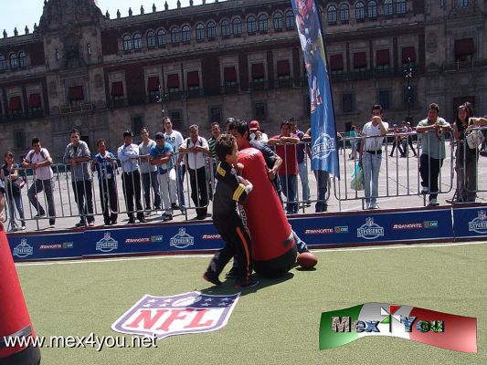 La NFL en el ZÃ³calo (03-08)
La "Experiencia NFL" estarÃ¡ a disposiciÃ³n del pÃºblico mexicano del 1 al 14 de abril, no tendrÃ¡ costo alguno para los asistentes y estarÃ¡ abierta en un horario de 11:00 a 19:00 horas. Hay que aprovechar ahorita que los niÃ±os estÃ¡n de vacaciones para que echen toda esa energÃ­a que tienen y regresen a casa tranquilitos. 

Text & Photo :  Antonio Pacheco. 
Keywords: NFL futbol americano national futbol league zocalo ciudad mexico