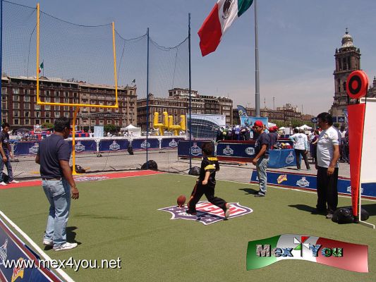 La NFL en el ZÃ³calo (04-08)
Son diversas las actividades que se tienen planeadas para los asistentes asi tambiÃ©n como patear un gol de campo.  Los niÃ±os pueden probar su fuerza para anotar un gol de campo, entre otras. 


Text & Photo :  Antonio Pacheco. 
Keywords: NFL futbol americano national futbol league zocalo ciudad mexico