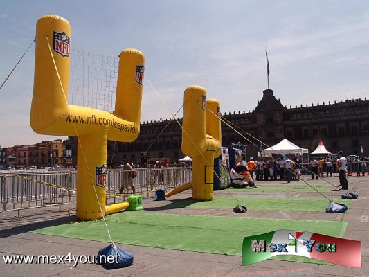 La NFL en el ZÃ³calo (05-08)
La "Experiencia NFL" estarÃ¡ hasta el 14 de abril en el ZÃ³calo de la Ciudad de MÃ©xico.

Aunque ya en la tarde  el Jefe de Gobierno del D.F., Miguel Ãngel Mancera dio el pitazo inicial de la "Experiencia  NFL" junto al Director de Operaciones de la Liga, Arturo OlivÃ© y al Director de Instituto del Deporte del D.F., Horacio de la Vega.

Text & Photo :  Antonio Pacheco. 
Keywords: NFL futbol americano national futbol league zocalo ciudad mexico