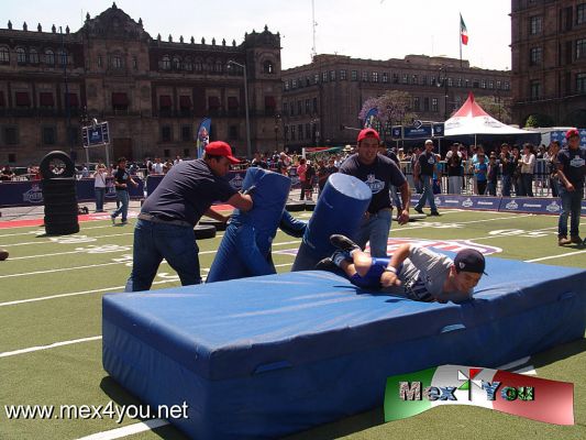 La NFL en el ZÃ³calo (08-08)
Definitivamente vale la pena tomar parte NFL Experience ya que hay bastantes actividades en las que participar y en algunas se puede tomar una foto gratis de su participaciÃ³n. 

Text & Photo :  Antonio Pacheco. 
Keywords: NFL futbol americano national futbol league zocalo ciudad mexico