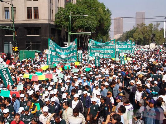 1 de Mayo / 1st of May 2006 01-13
El Primero de Mayo comenzÃ³ con marchas desde las 8 de la maÃ±ana teniendo como meta el ZÃ³calo de la Ciudad de MÃ©xico. 

First of May  began with different marches from the 8 in the morning arriving to the "ZÃ³calo" . 
Keywords: 1 1th Mayo May Trabajo Work Marcha Marches