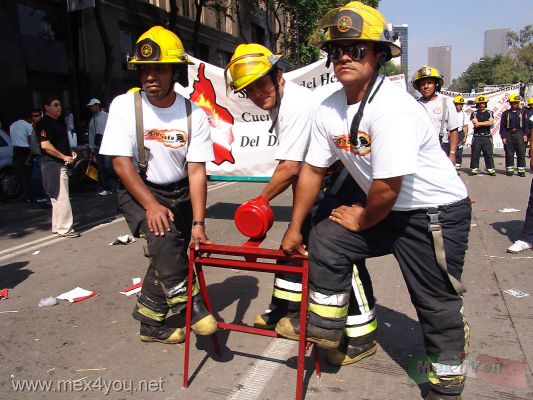 1 de Mayo / 1st of May 2006 03-13
El sindicato de Bomberos de la Ciudad llamaba la atenciÃ³n con una sirena. 

The union of Firemen of the City called the attention with a siren. 
Keywords: 1 1th Mayo May Trabajo Work Marcha Marches