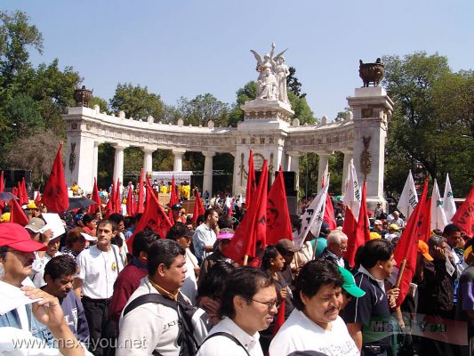 1 de Mayo / 1st of May 2006 04-13
Por la avenida Juarez desfilaron muchos grupos sindicales de nuestra ciudad y de diferentes estados de nuestro paÃ­s. 

By the Juarez avenue many union marched groups of our city and different states from our country  . 
Keywords: 1 1th Mayo May Trabajo Work Marcha Marches